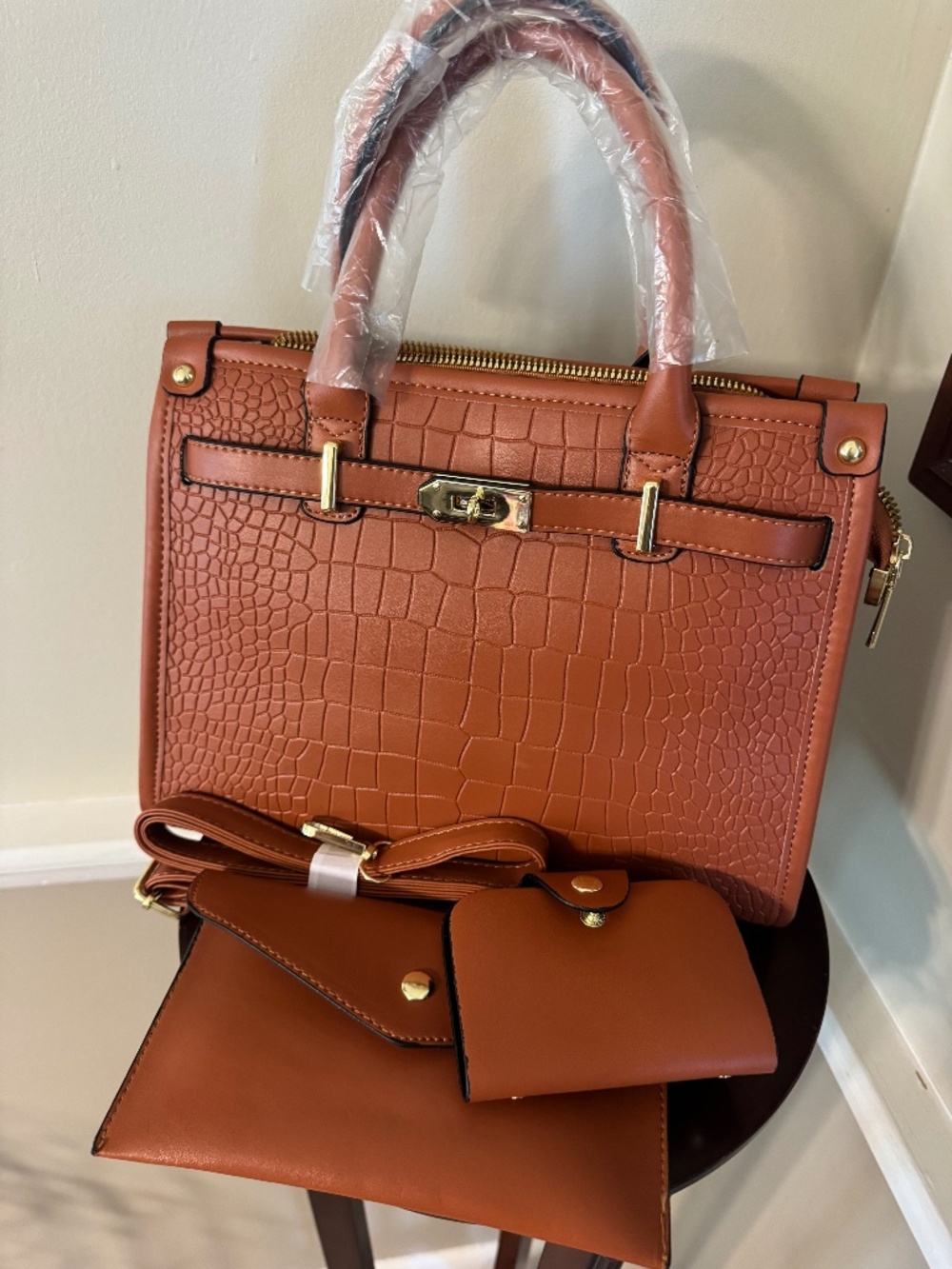 Women's Structured Croc-Embossed Satchel Handbag in Cognac